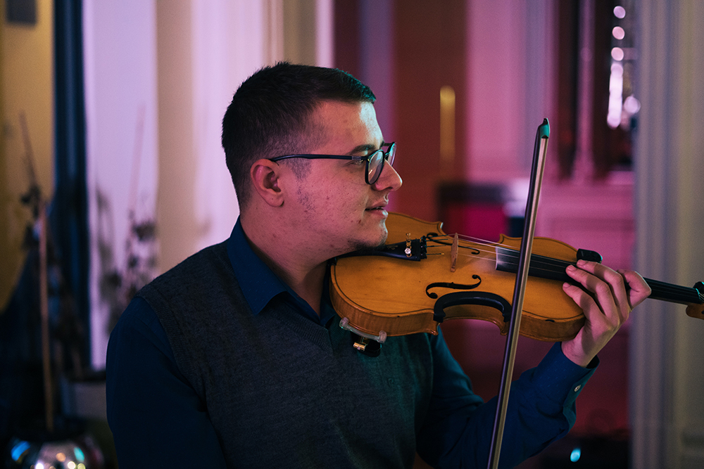 Billede af Jens, som spiller violin til folkedans